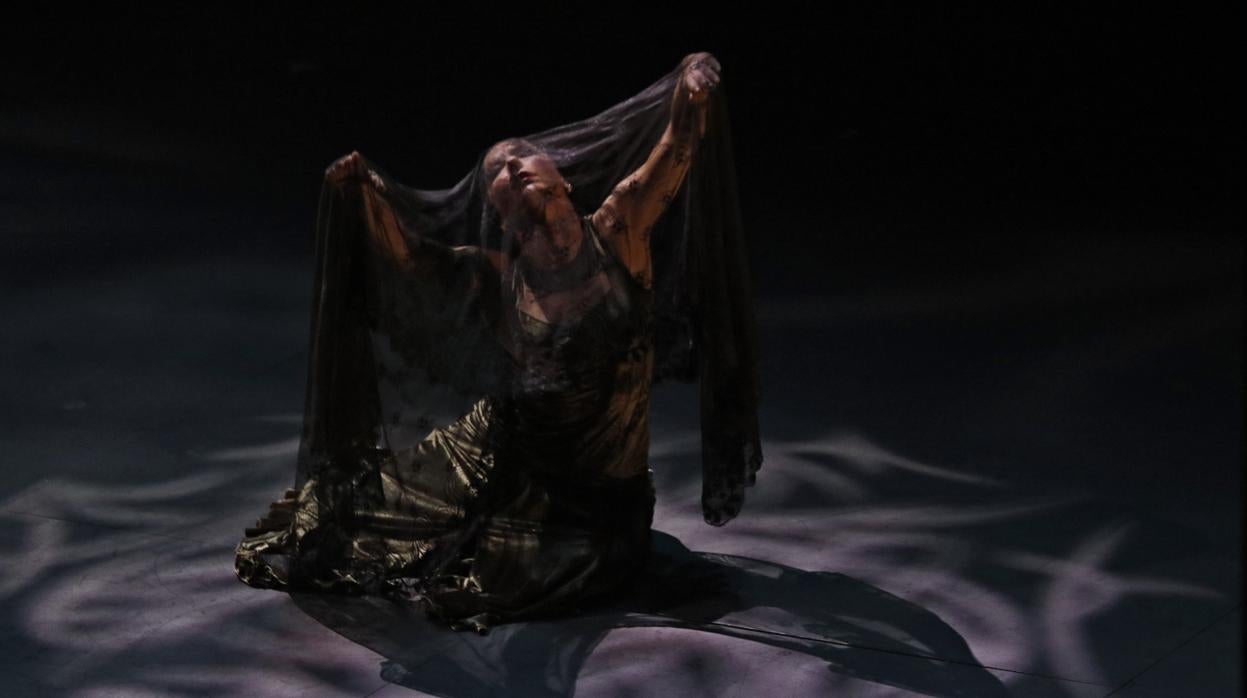 Mercedes Ruiz, en una escena de la obra «Tauromagia»