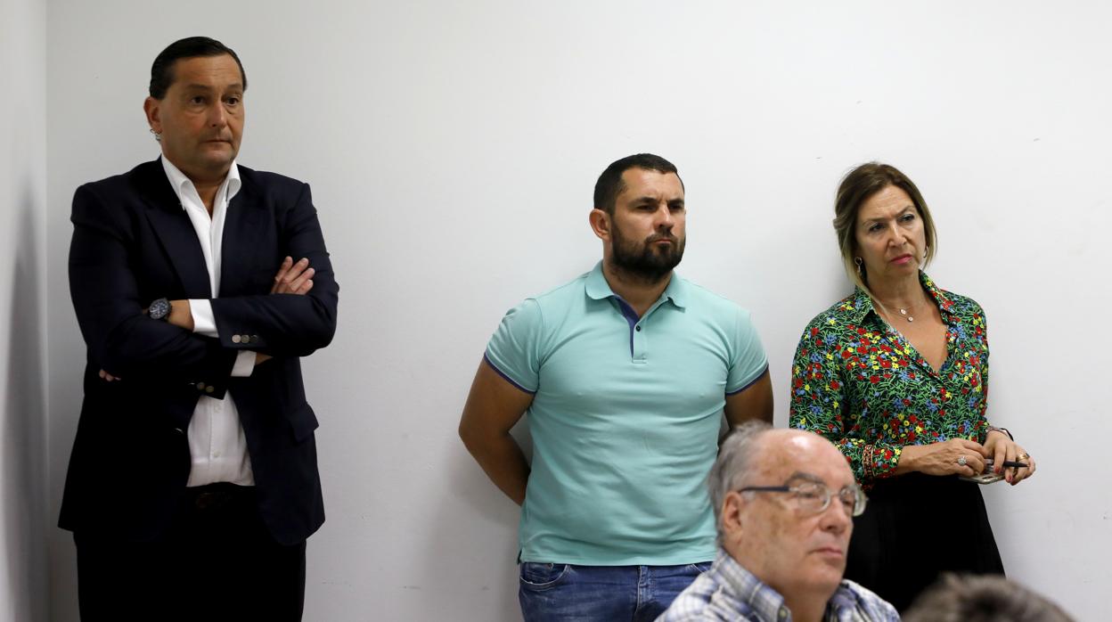 El secretario técnico del Córdoba, Jorge Rodríguez de Cózar, en el centro