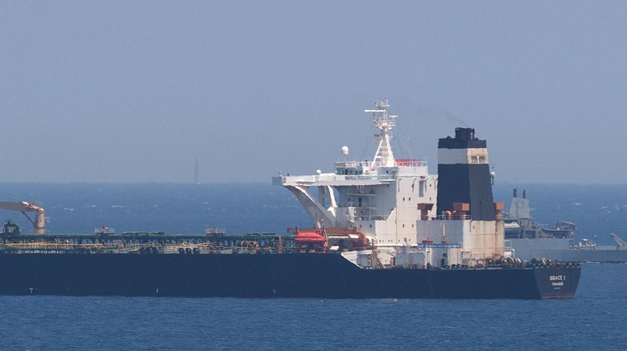 Imagen del petrolero «Grace 1», retenido en las aguas que rodean Gibraltar