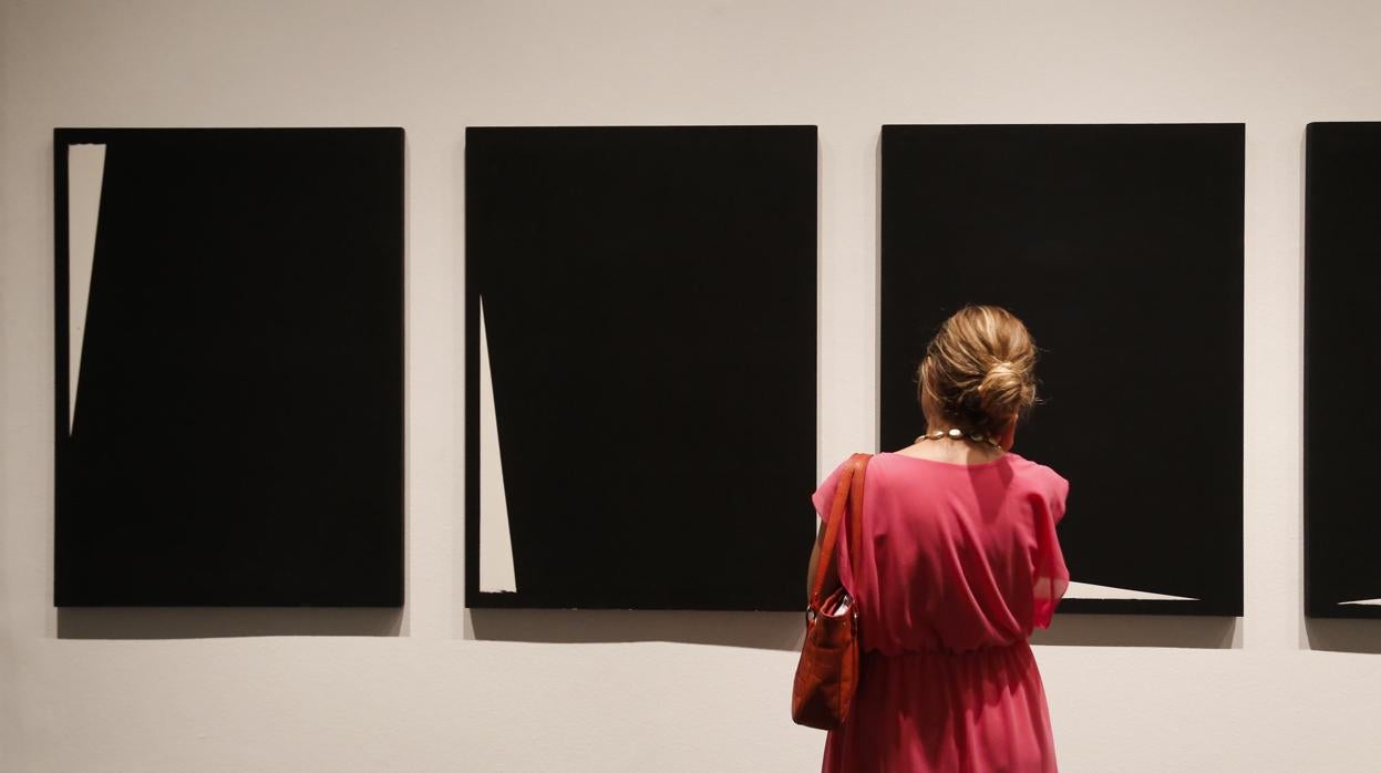 Obras de la serie «Menhires» en la exposición de Elena Asins en la sala Vimcorsa de Córdoba