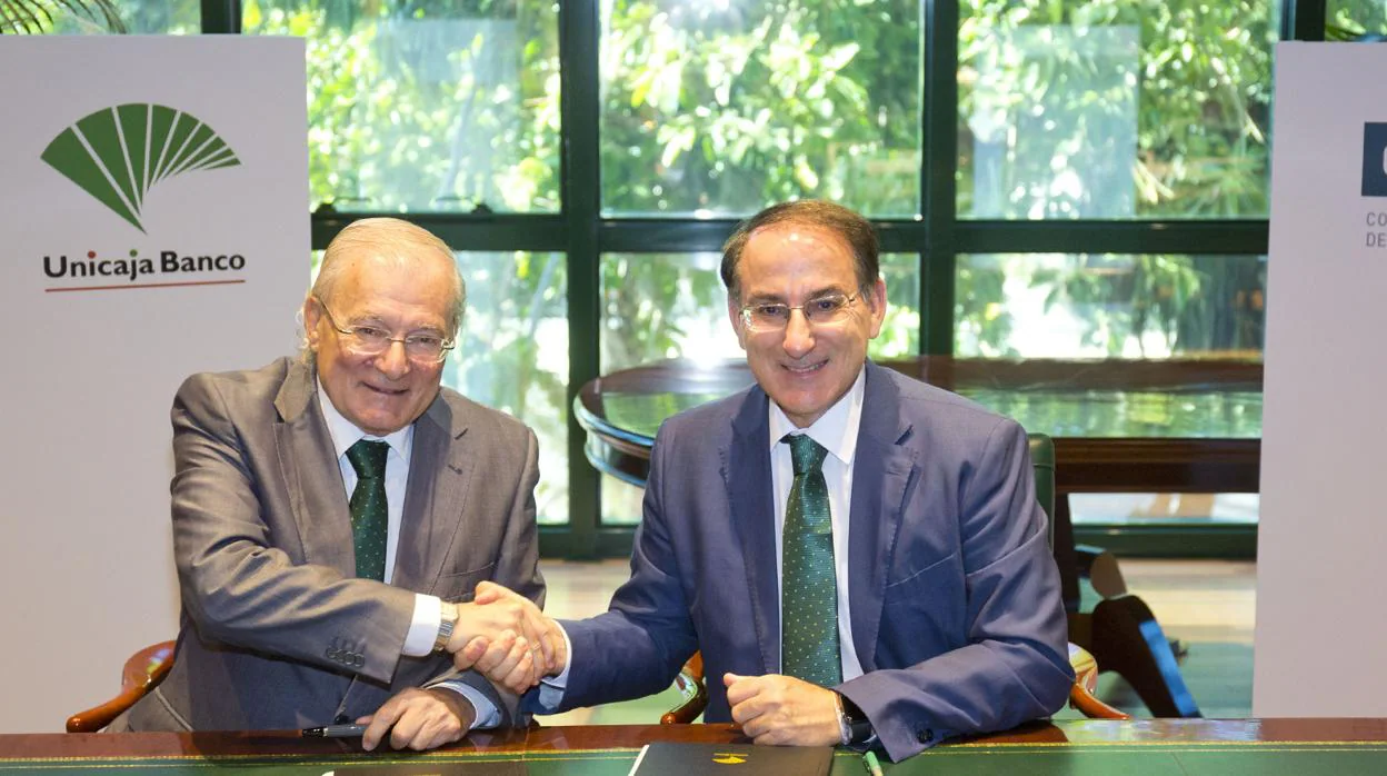 El presidente de Unicaja Banco, Manuel Azuaga, y el presidente de la CEM, Javier González de Lara.