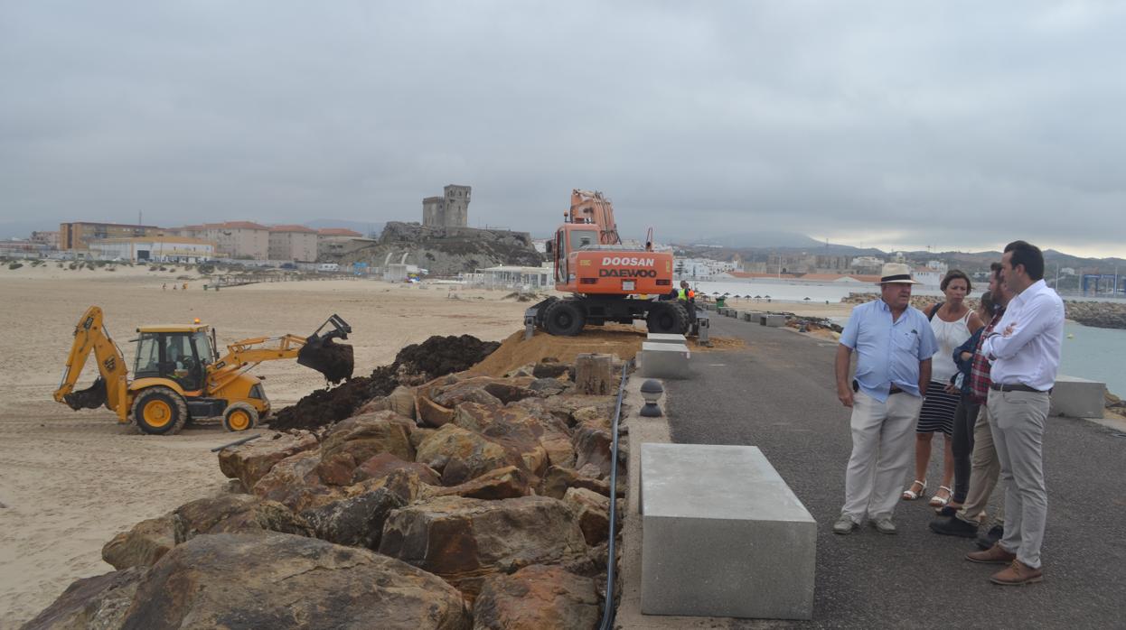 El alcalde de Tarifa y miembros del gobierno local supervisan los trabajos de retirada de este lunes