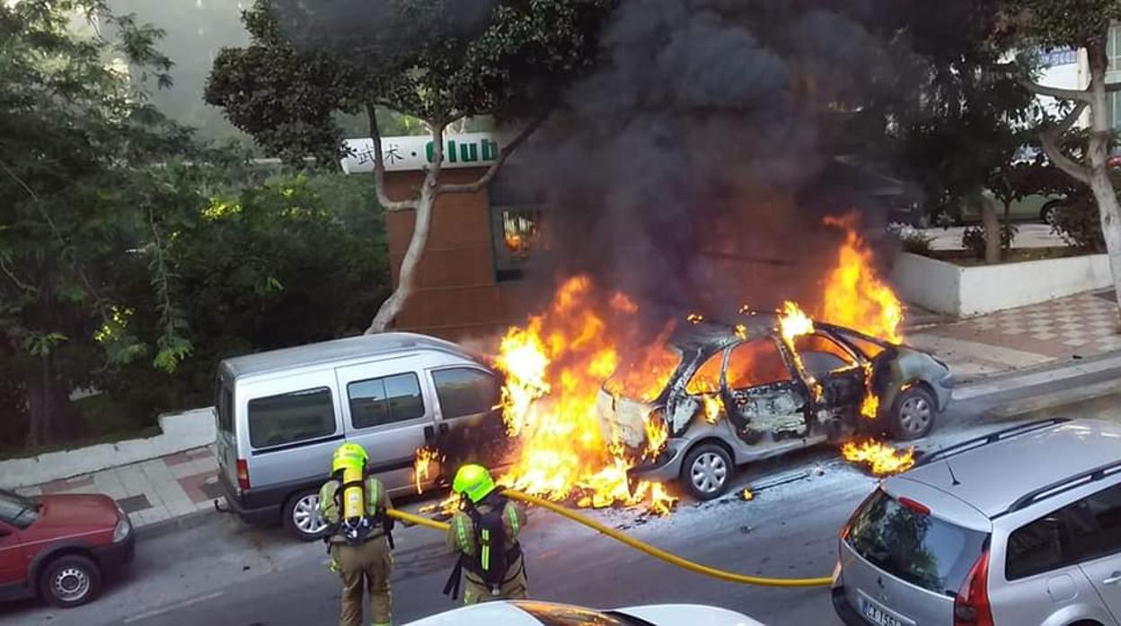 Efectivos del Cuerpo de Bomberos sofocando el incendio de un turismo en Torremolinos