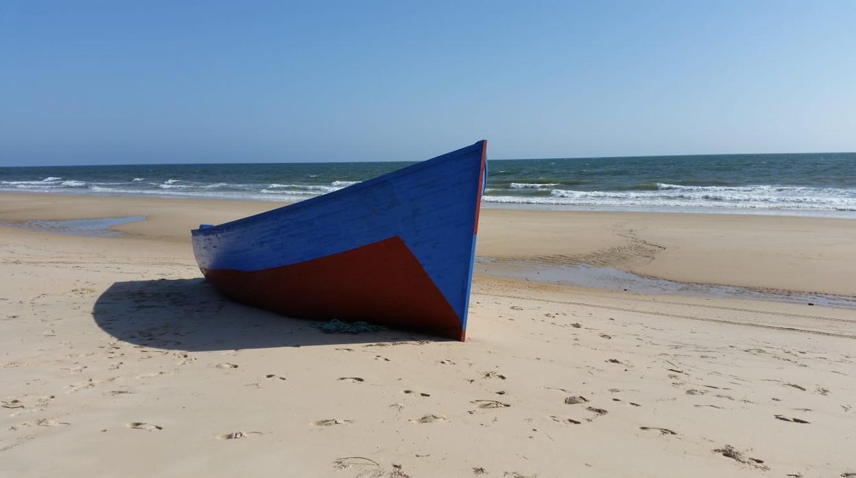 La patera encallada en la costa de Matalascañas este domingo