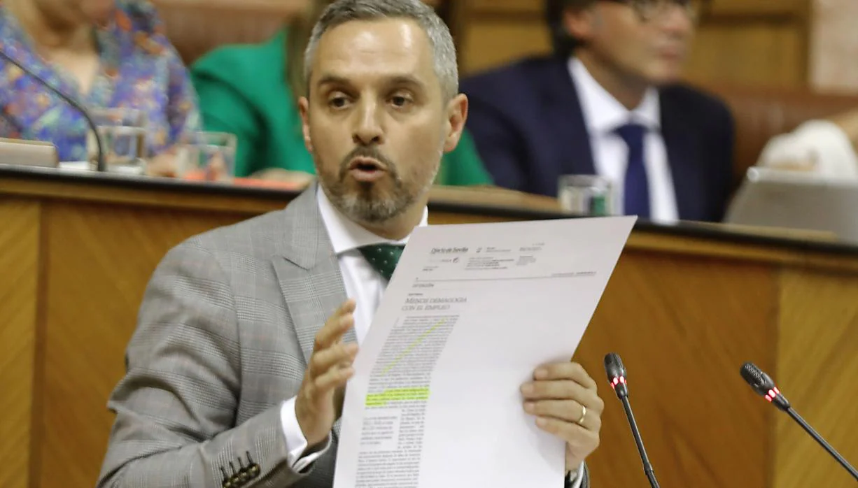 El consejero de Hacienda, Juan Bravo, explicando el Presupuesto en el Parlamento
