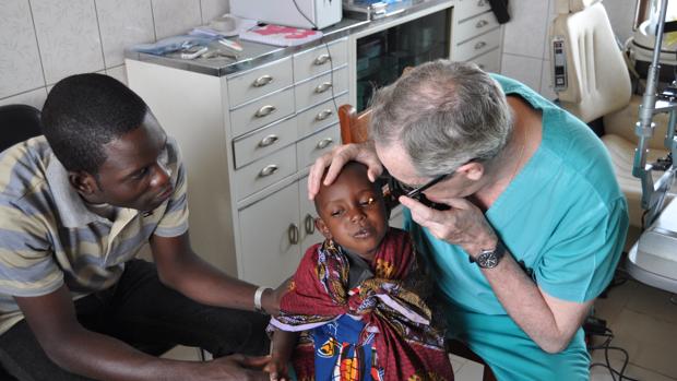 Decenas de médicos de Córdoba viajan a países subdesarrollados para operar o atender a enfermos