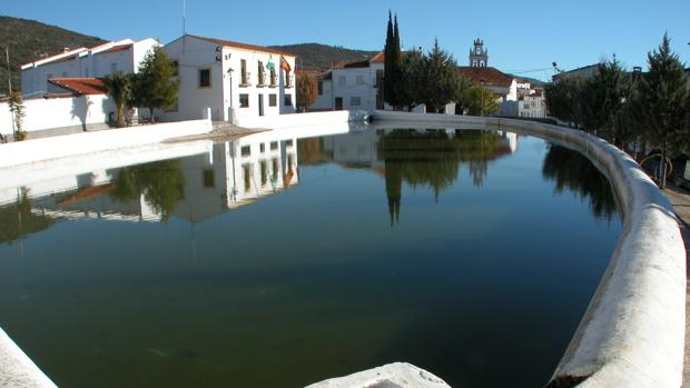 Cañaveral de León convierte su plaza mayor en una piscina