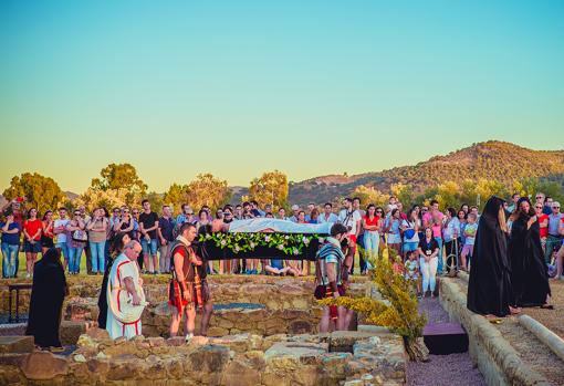 Un entierro romano, representado en las ruinas romanas de Arucci Turobriga