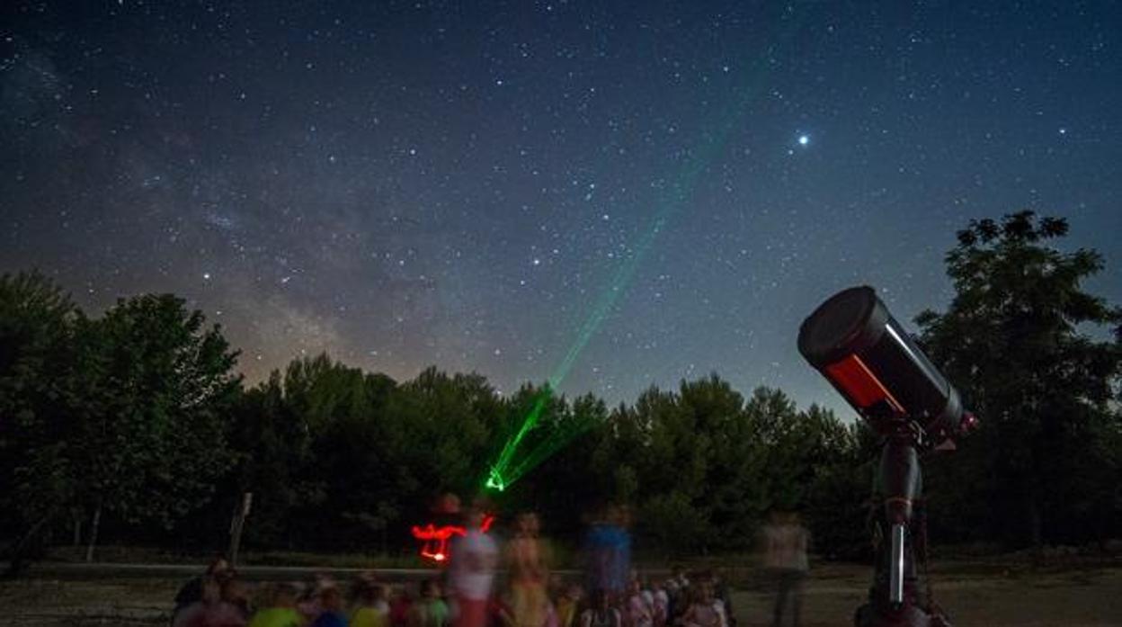 Aficionados disfrutando del cielo de Sierra Morena