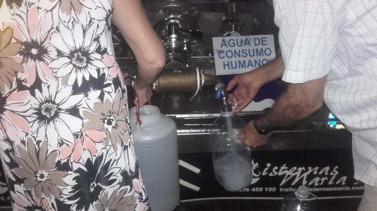 Vecinos de Castellar se abastecen de agua potable a través de un camión cisterna por una avería en la red