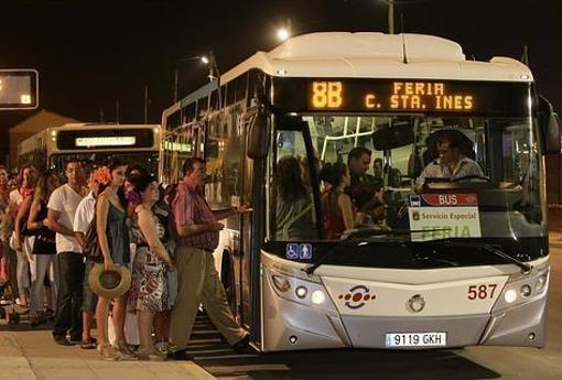 Feriantes subiéndose al autobús