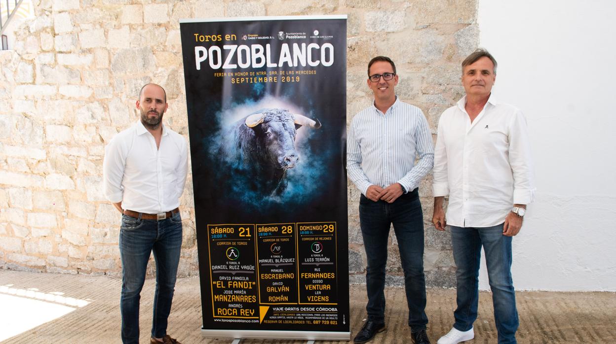 Tejero junto al alcalde y el concejal de Festejos de Pozablanco