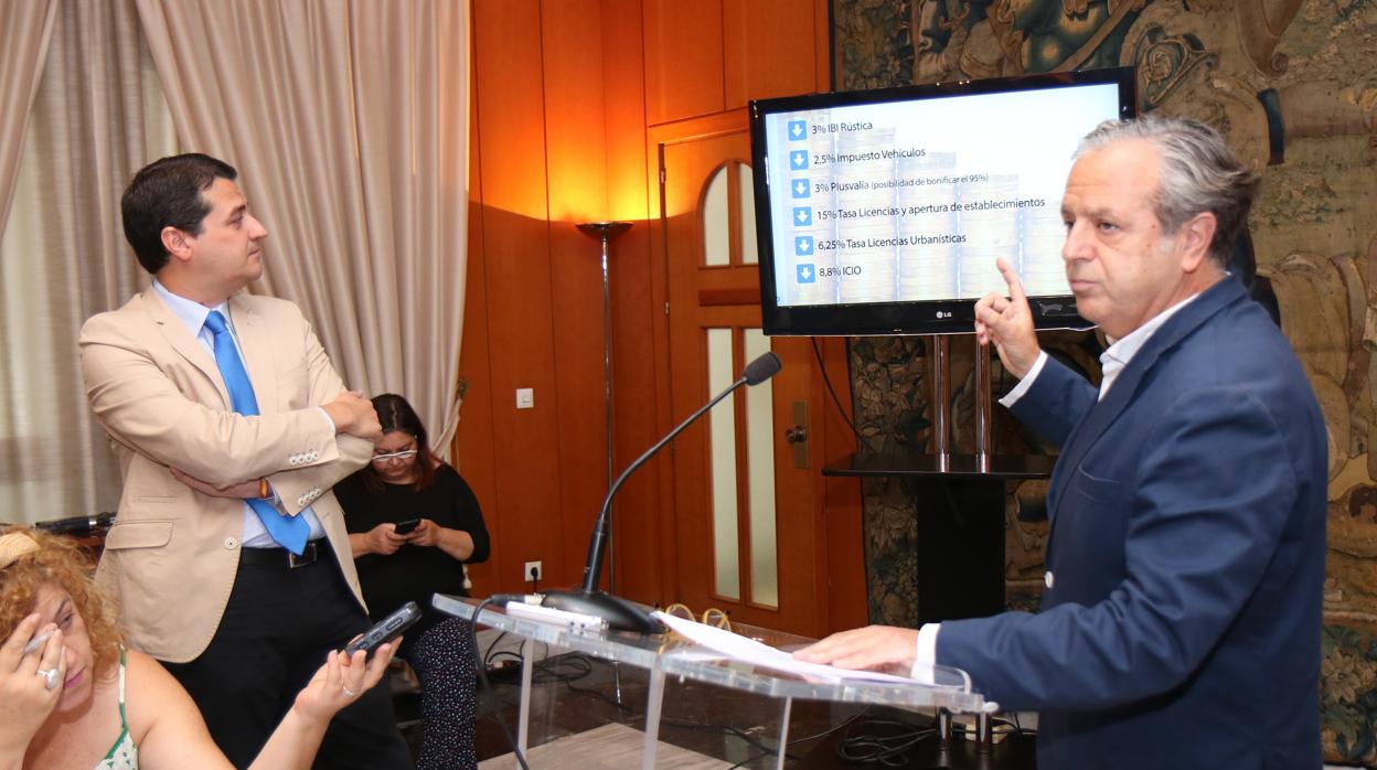 El alcalde, José María Bellido, y el teniente de alcalde de Urbanismo y Hacienda, Salvador Fuentes, explican la rebaja fiscal del Ayuntamiento de Córdoba