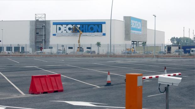 Urbanismo desbloquea la licencia de Decathlon para instalar placas solares en Córdoba dos años después