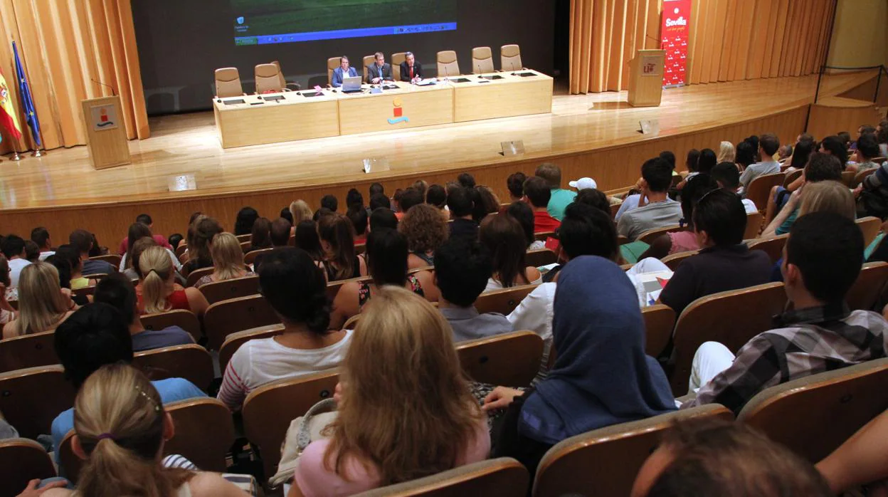 Acto de bienvenida a los estudiantes erasmus de la Universidad de Sevilla