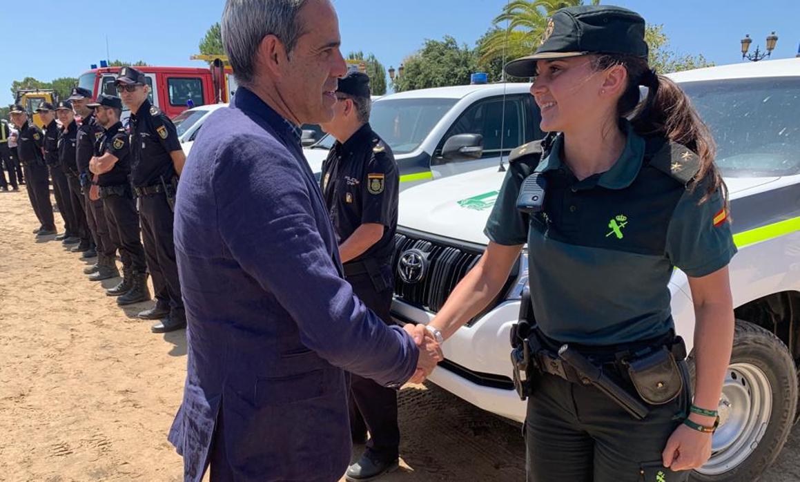 José Pacheco saludando a representantes de la Guardia Civil
