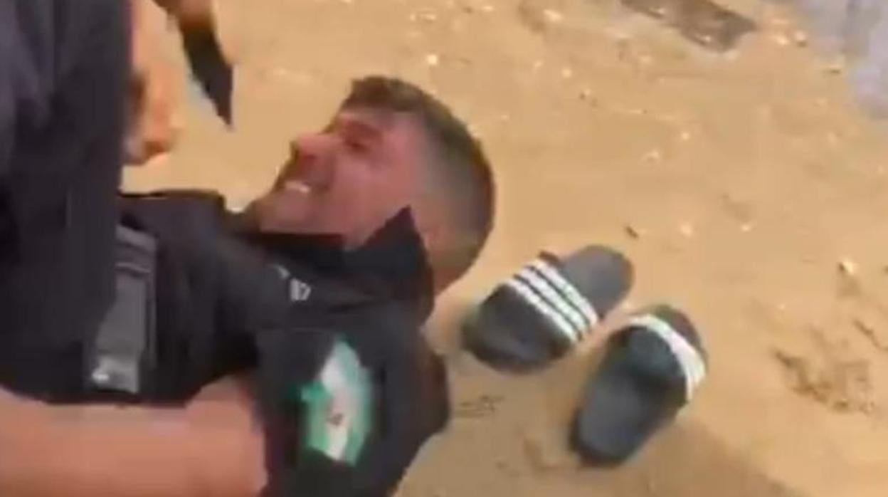 El agente, ayer durante la agresión