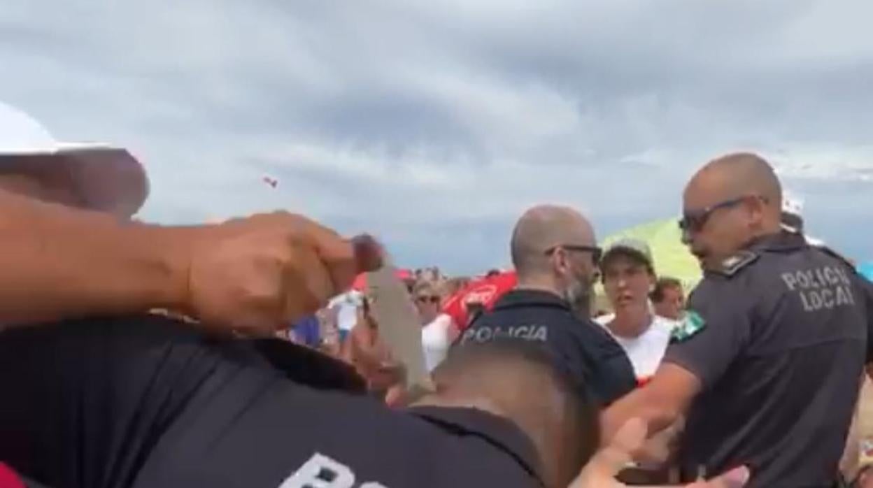 El vendedor esgrime una navaja contra el policía