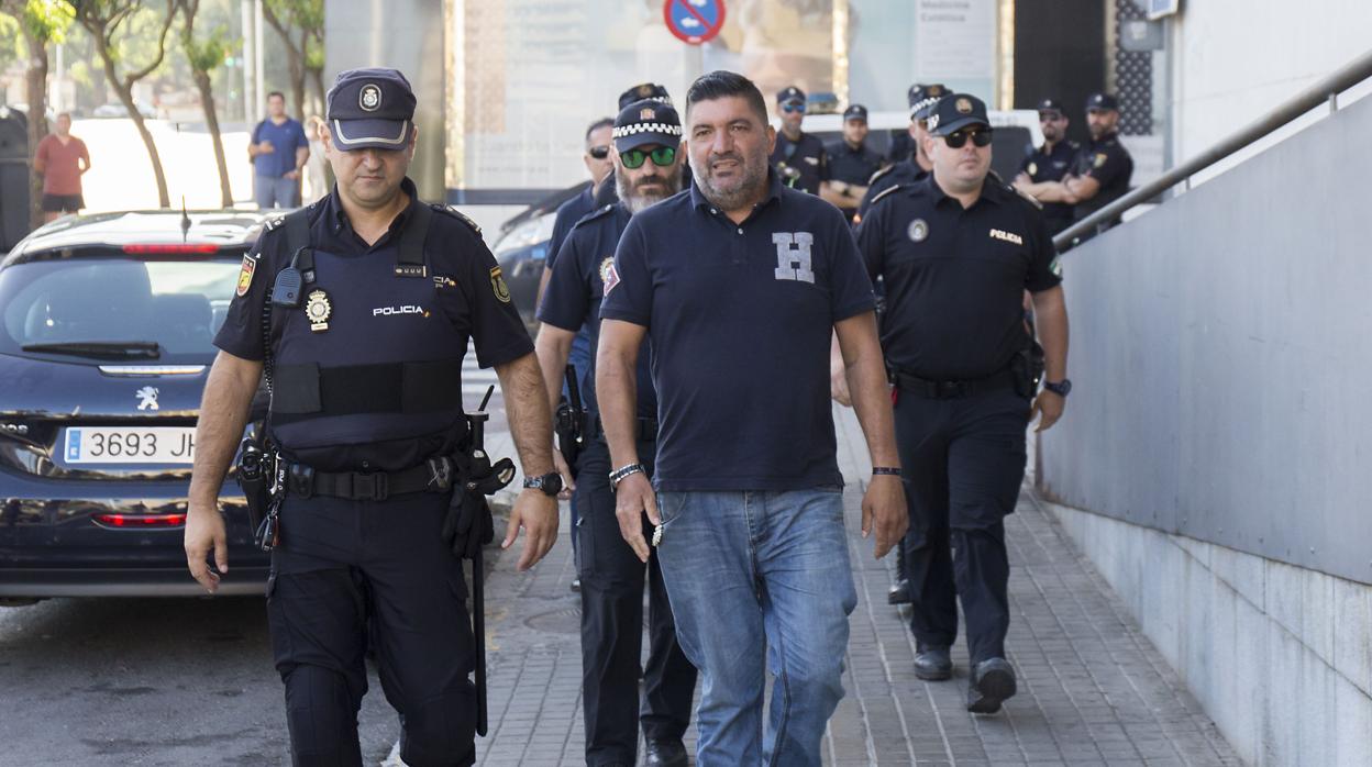 Antonio Garrido, el policía de Punta Umbría -vestido de paisano- cuando fue a declarar por el apuñalamiento que sufrió