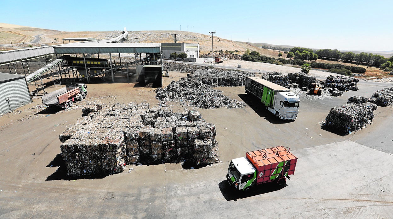 Balas de reciclaje de cartón y papel organizados para la recogida de camiones