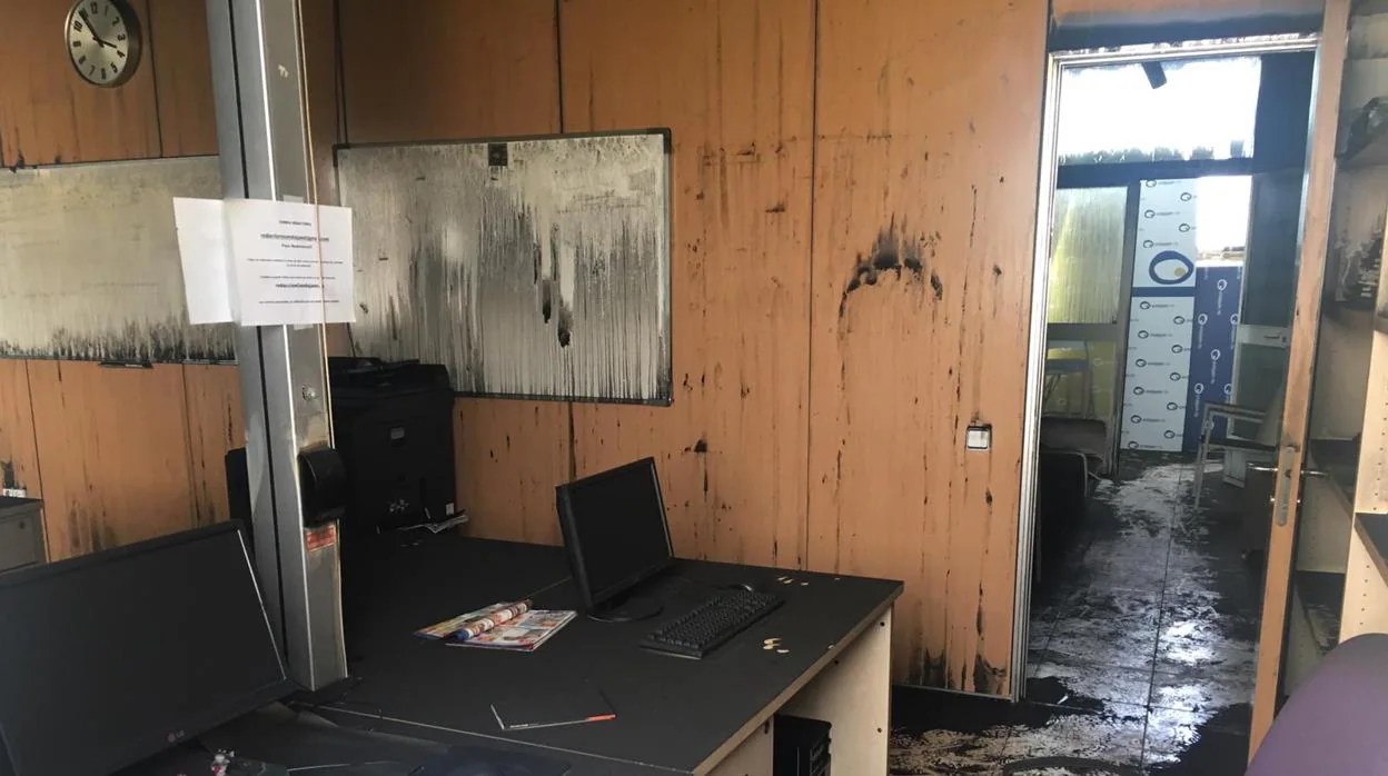 Estado de un despacho de Onda Jaén tras el incendio