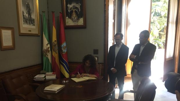 Montero muestra su preferencia por los «puertos italianos» por seguridad y cercanía