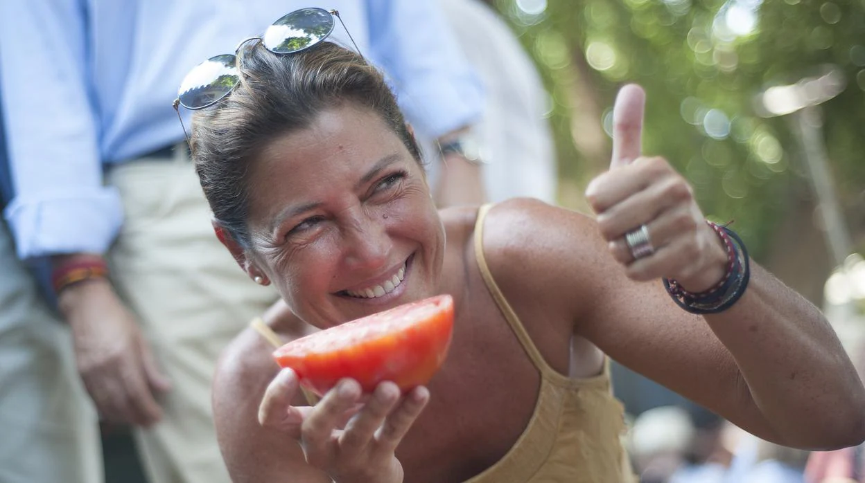 Sara Baras junto a un tomate de Huevo de Toro en Coín