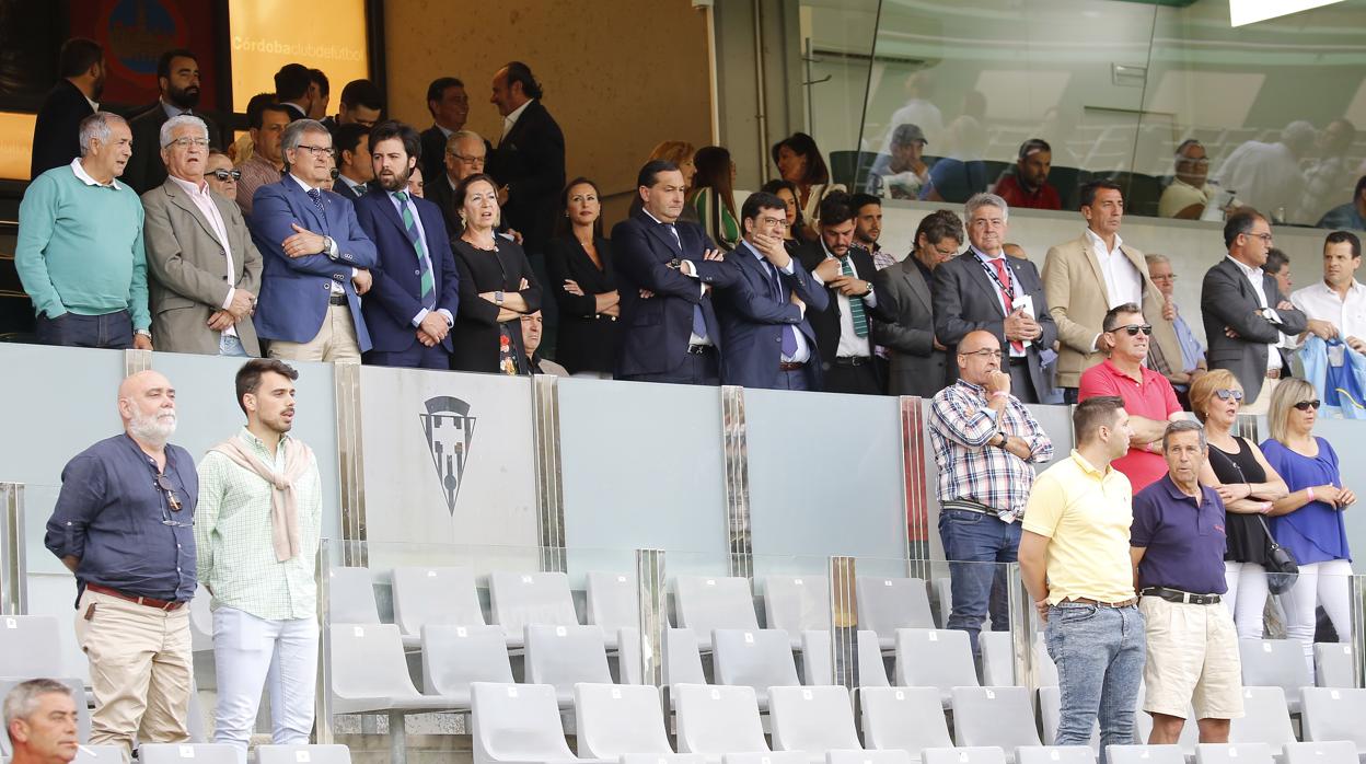 Palco de autoridades en el último partido en el Arcángel