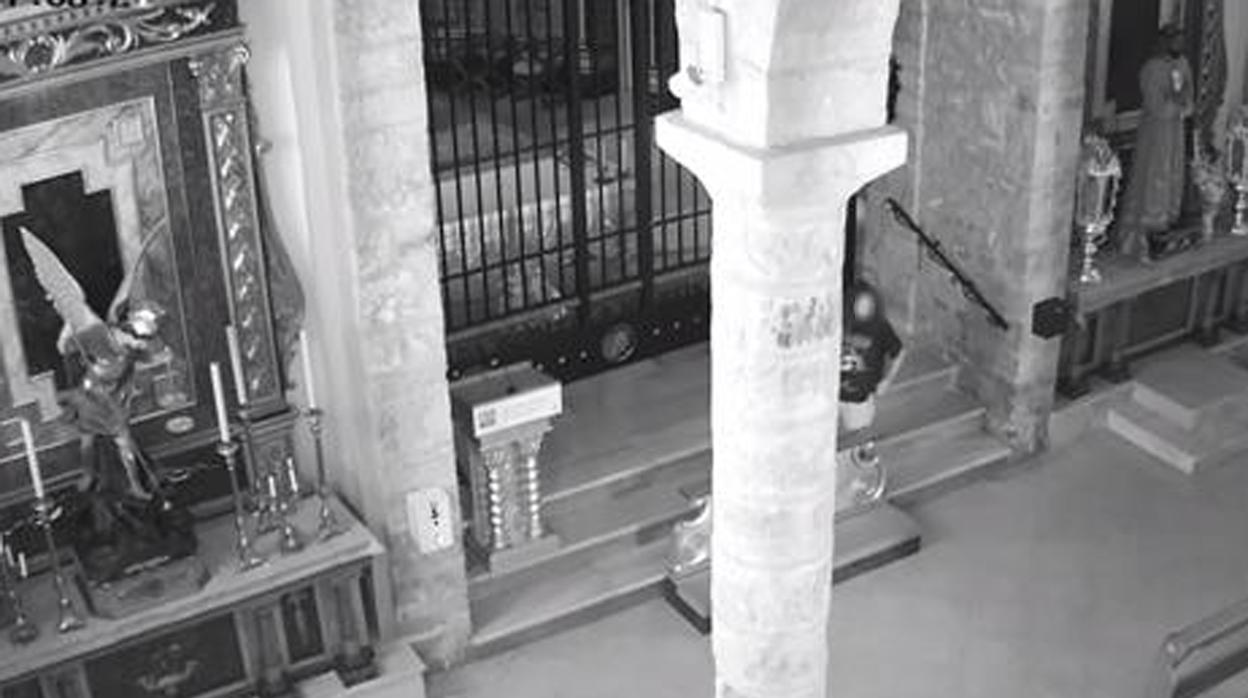 El joven, en el centro de la imagen, grabado por una cámara de seguridad del Santuario