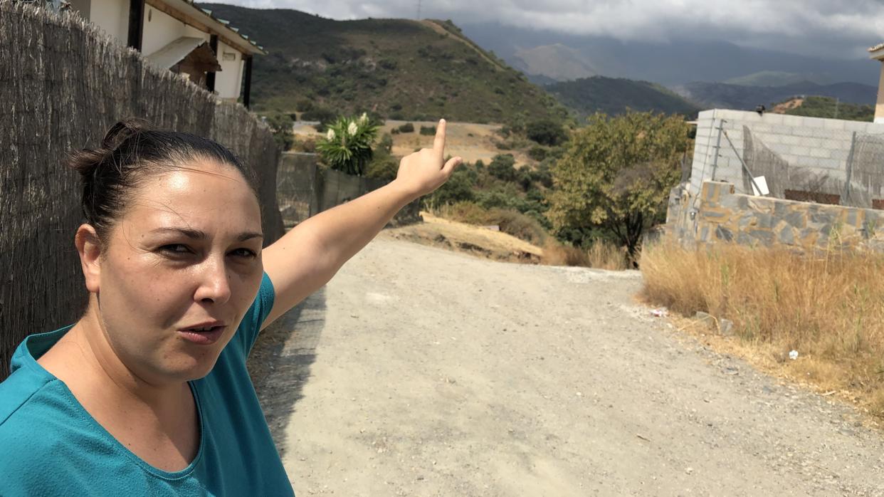 Ángela Cárdenas, una de las vecinas desalojadas, explicaba el miércoles donde estaba el fuego