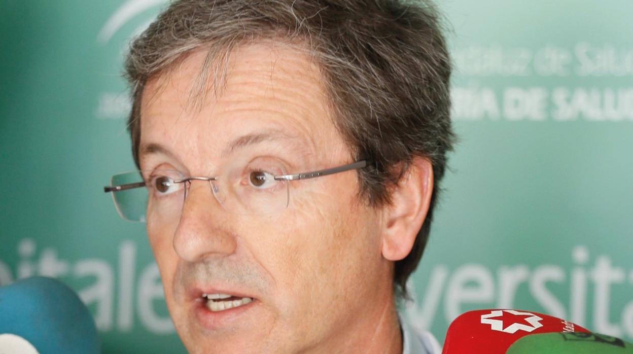 El doctor José Miguel Cisneros, portavoz de la junta en esta crisis