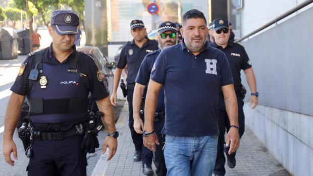 El vendedor que apuñaló al jefe de Policía de Punta Umbría, condenado a dos años de cárcel