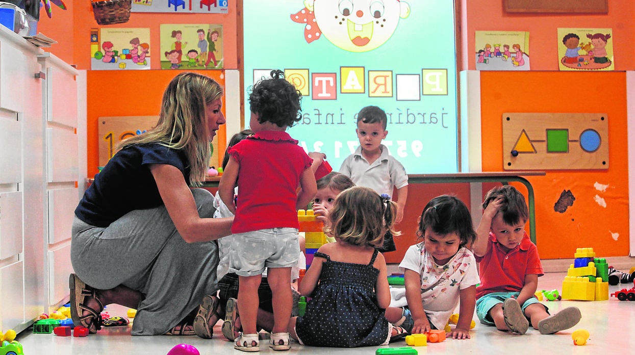 Niños con su profesora en una escuela infantil