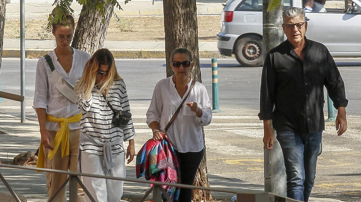 La familia de la tercera víctima mortal del brote de listeria en el cementerio de Sevilla