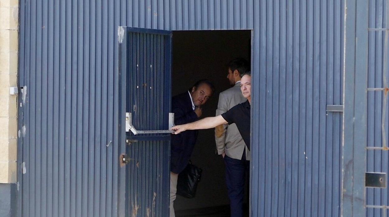 El gerente de Magrudis, que fabricaba la carne con listeria, José Marín, cierra la puerta de la fábrica en Sevilla