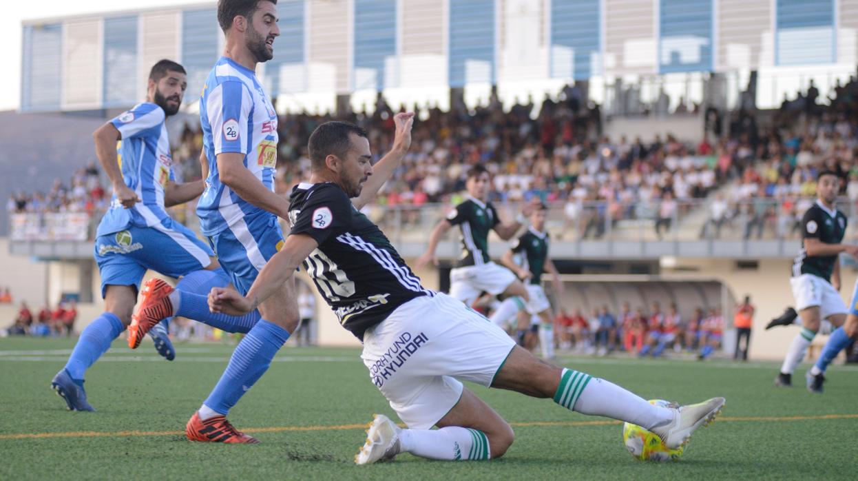 De las Cuevas ante Seoane en una acción del Formac Villarrubia ante el Córdoba CF