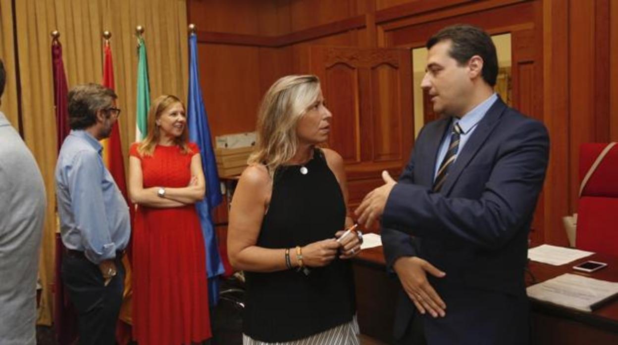 El alcalde dialoga con la primera teniente de alcalde, antes de un Pleno