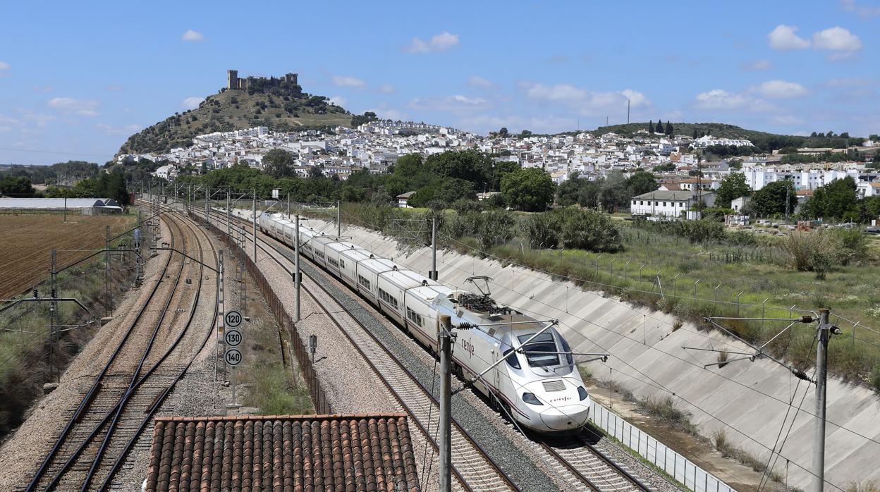 Tren AVE a su paso por Almodóvar del Río en Córdoba