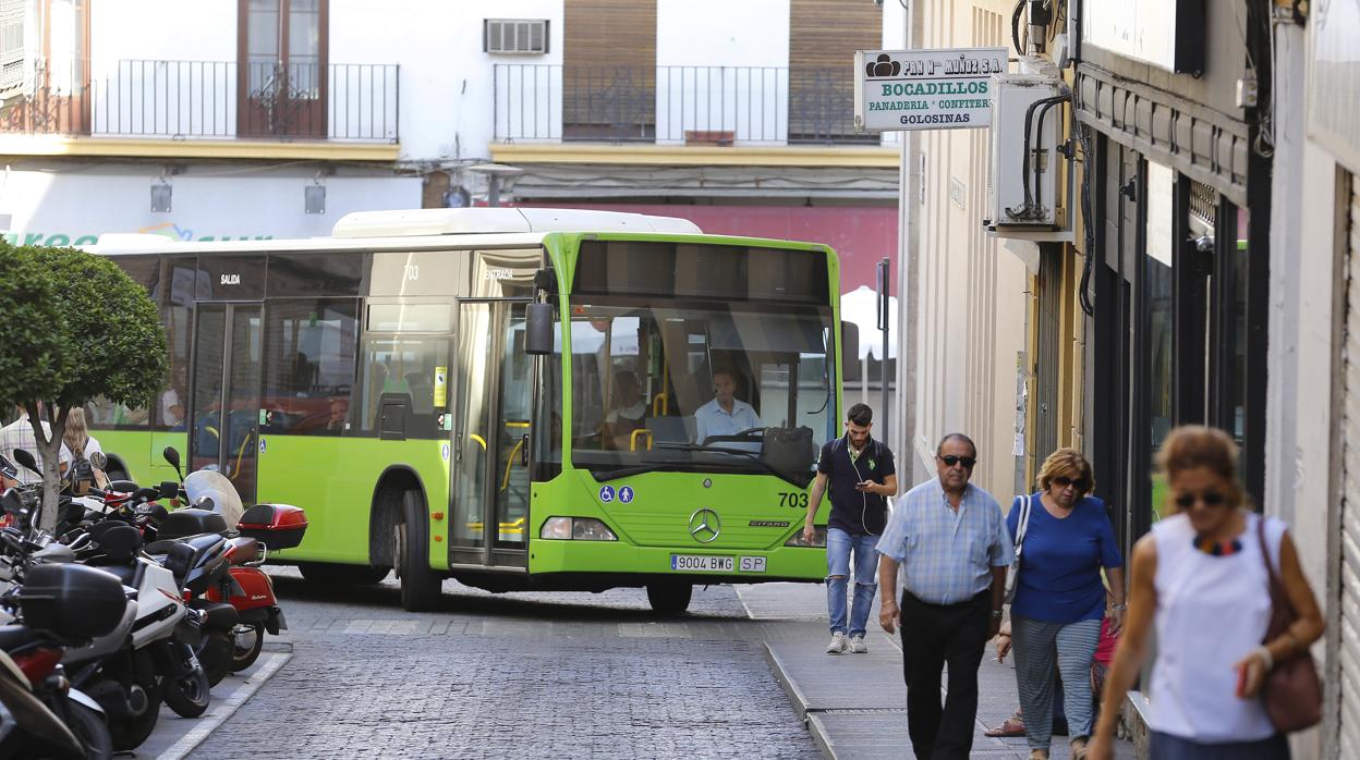 Un autobús de Aucorsa enfila la calle Alfonso XIII