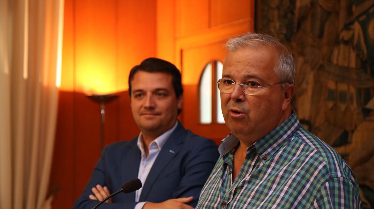 El alcalde, junto a Moreno Calderón