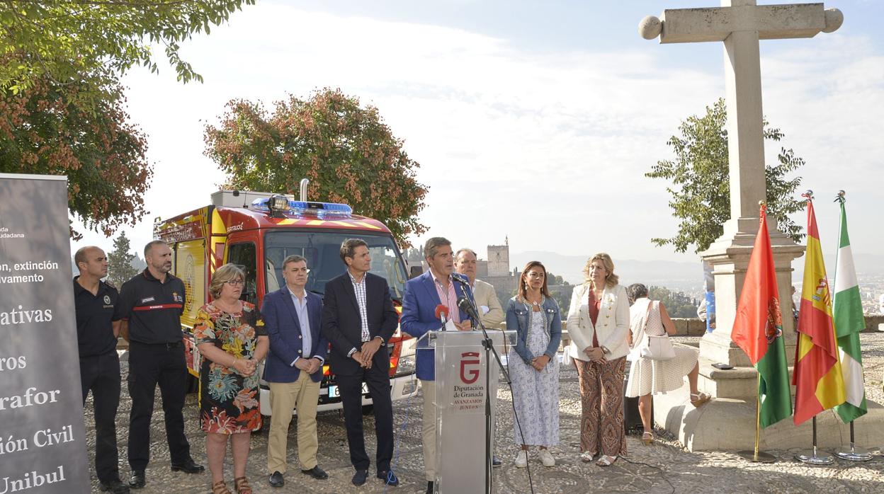 Las autoridades, durante la presentación de los vehículos de bomberos.