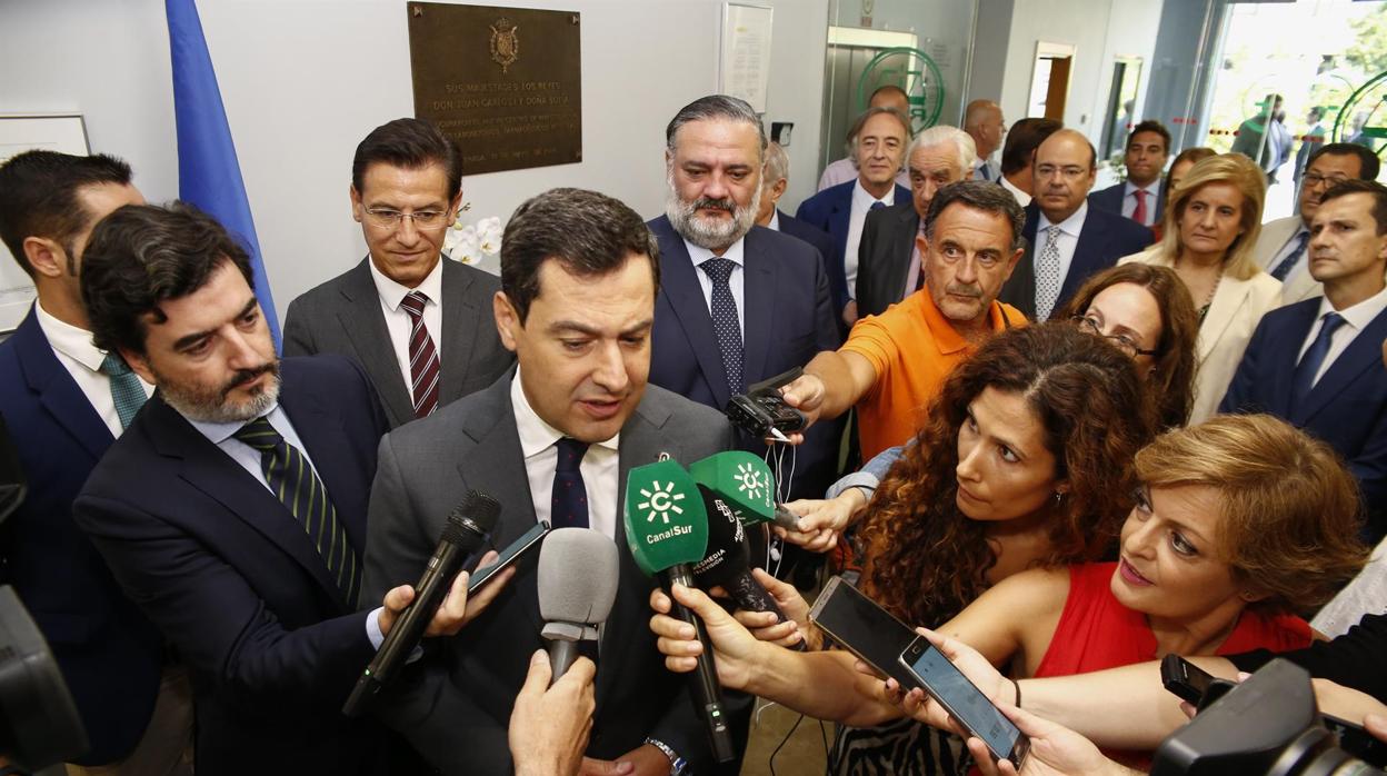 El presidente de Andalucía, Juanma Moreno, durante una visita en Granada este jueves