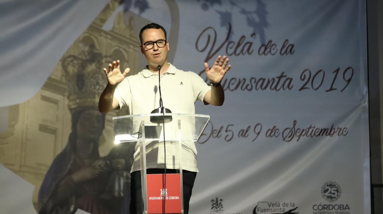 Paco Morales en un momento de su pregón de la Velá de la Fuensanta este jueves