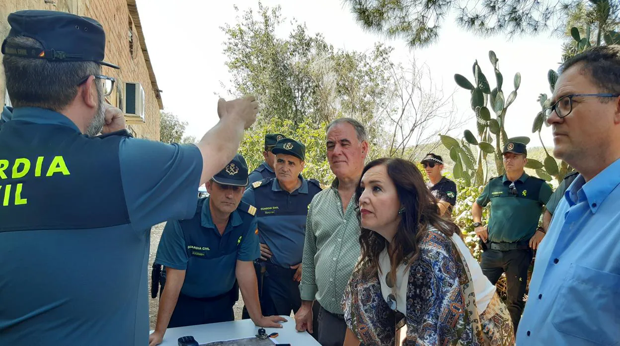 La subdelegada del Gobierno en Jaén, Catalina Madueño, recibe información de un agente de la Guardia Civil