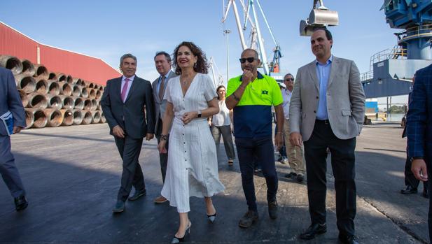 Los ministros de Sánchez plantan al Gobierno de Juanma Moreno