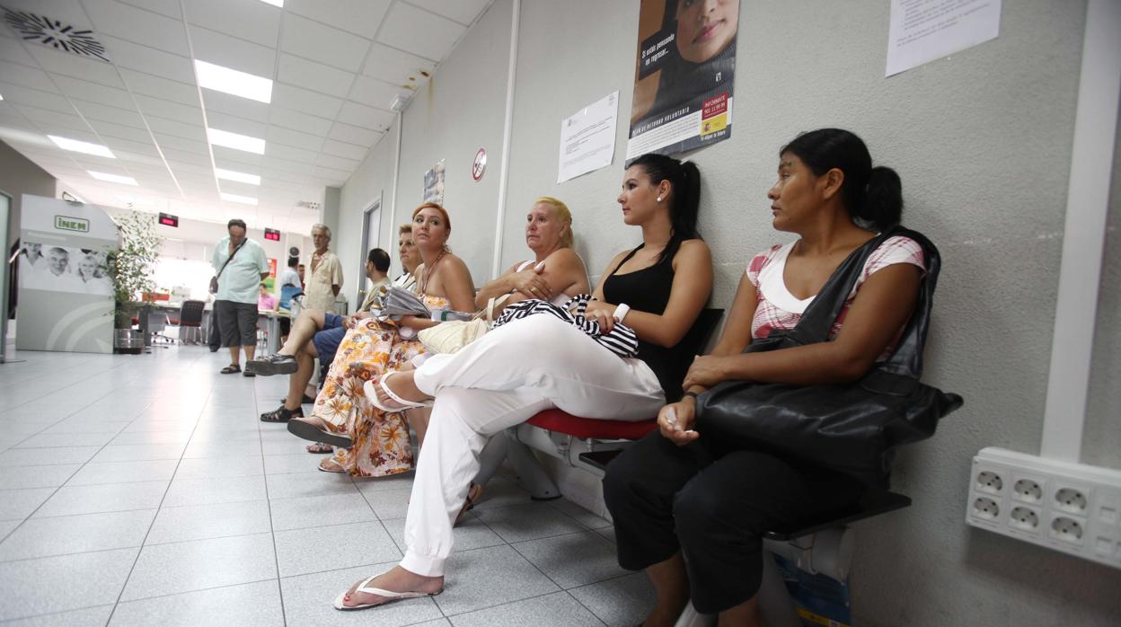 Varias mujeres espran su turno en una oficina del SAE