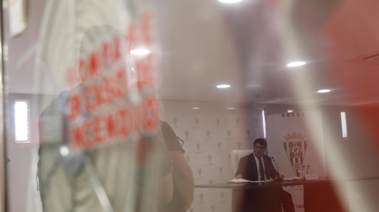 El presidente del Córdoba CF, Jesús León, reflejado en una boca de incendios