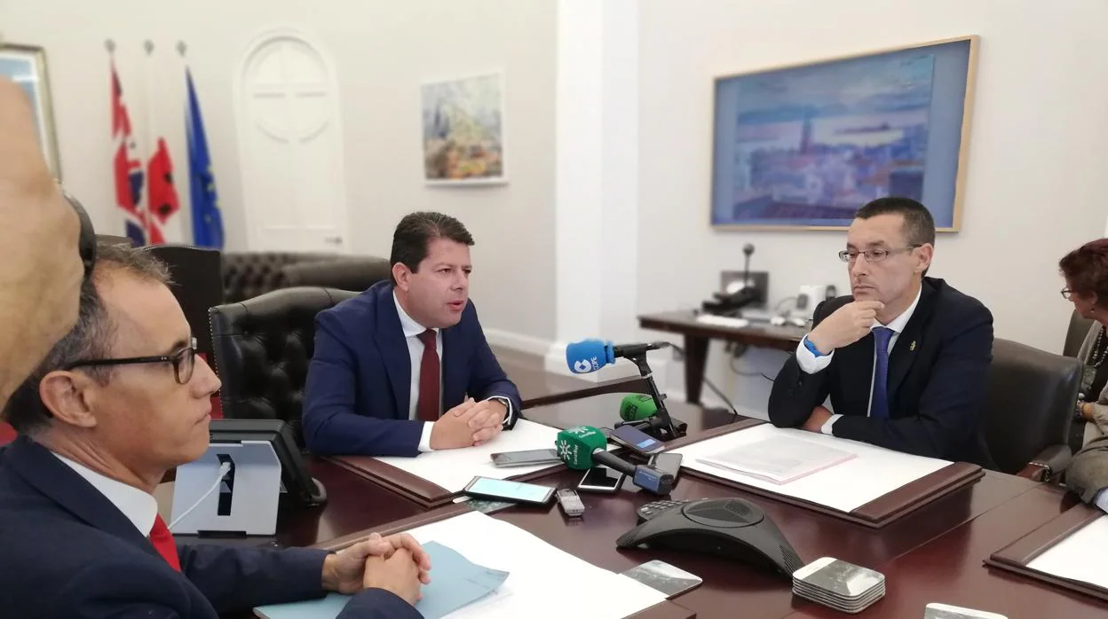 Imagen de la reunión de Picardo con el alcalde de La Línea, celebrada en Gibraltar