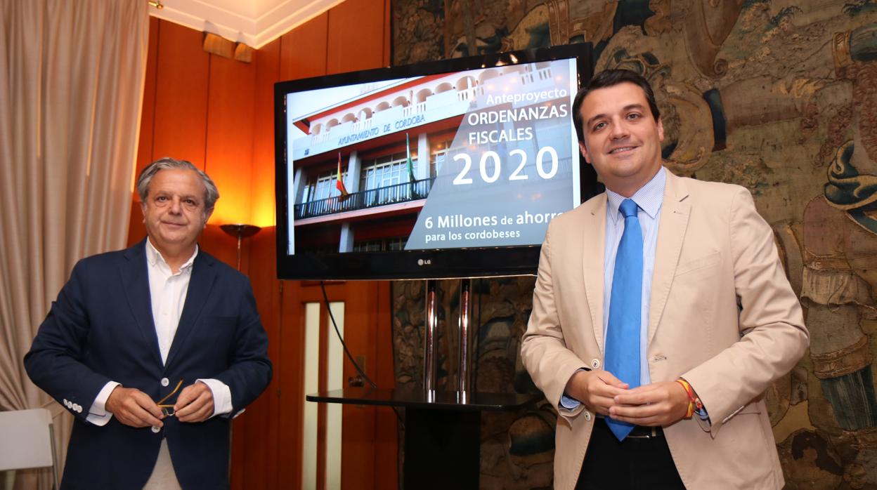 Salvador Fuentes y José María Bellido, en la presentación de las ordenanzas fiscales