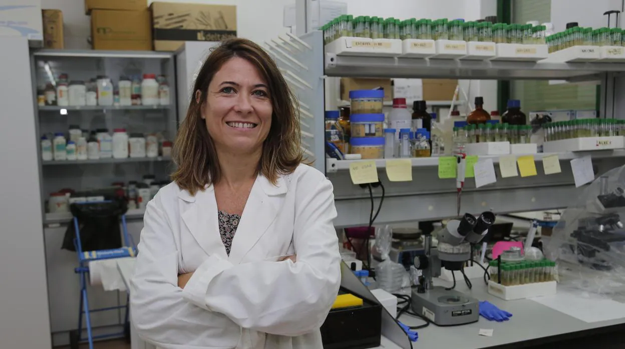 Alexandra Dubini, en su laboratorio de la Universidad de Córdoba
